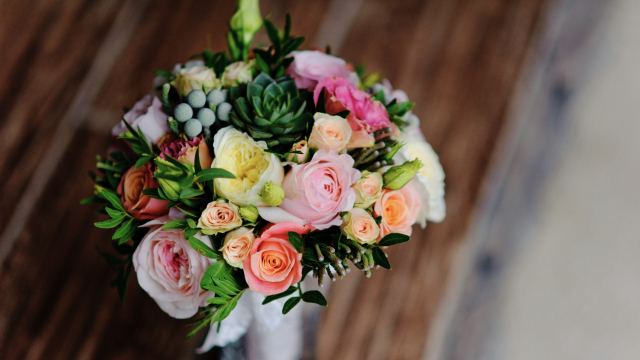 bouquet_flowers_roses_table_unsplash