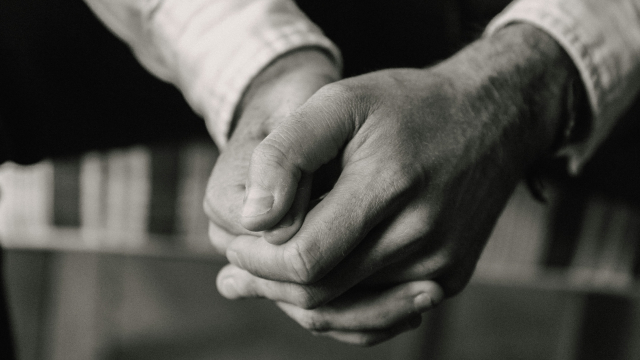 greyscale_hands_prayer_sitting_unsplash
