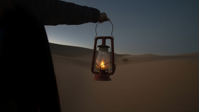 lamp_desert_walking_unsplash