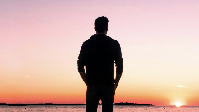 silhouette_sea_sunset_standing_unsplash