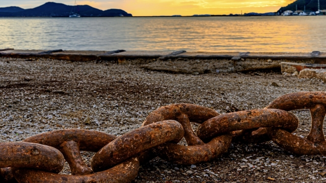 chain_rust_beach_sea_unsplash