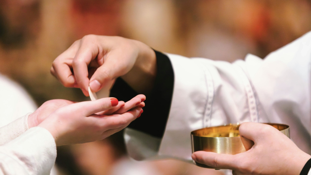 communion_wafer_kneel_unsplash