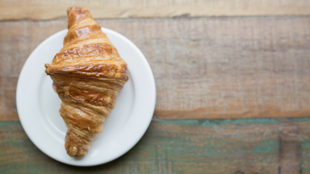 croissant_plate_table_unsplash