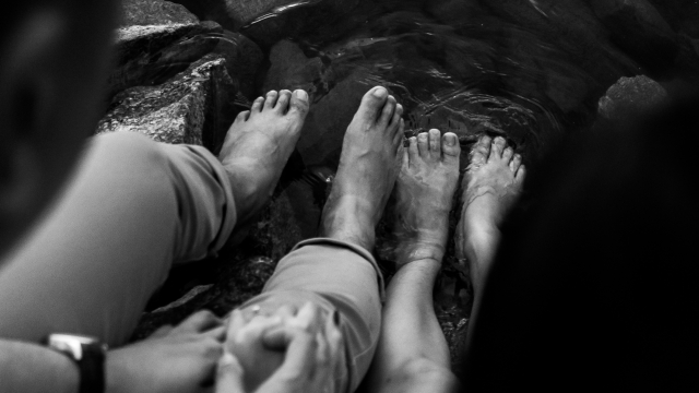 feet_pool_black_and_white_unsplash