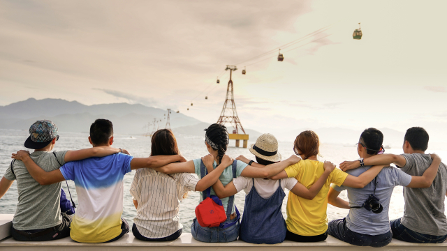 freinds_seaside_arm_in_arm_unsplash
