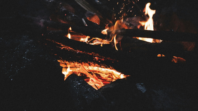 glowing_embers_campfire_unsplash