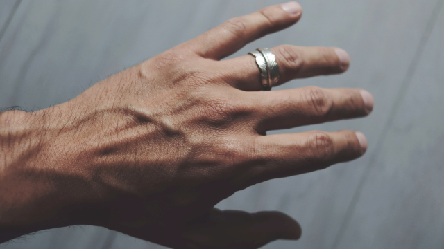hand_silver_ring_unsplash
