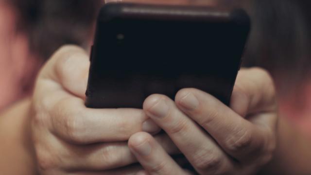 hands_holding_phone_communication_unsplash