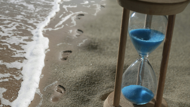 hourglass_sand_beach_unsplash
