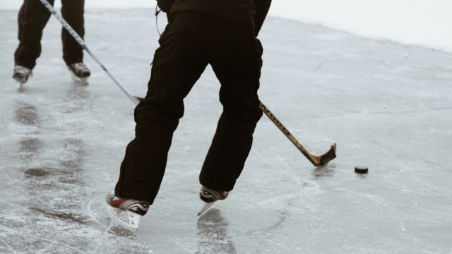 ice_hockey_rink_players_unsplash