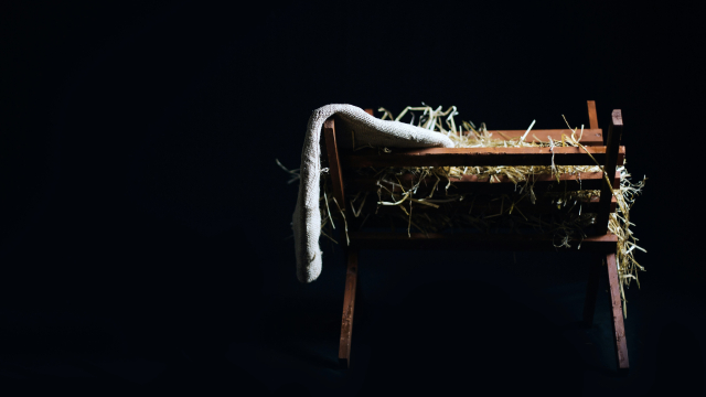 manger_nativity_spotlight_unsplash