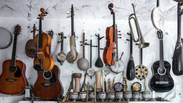 musical_instruments_music_shop_unsplash