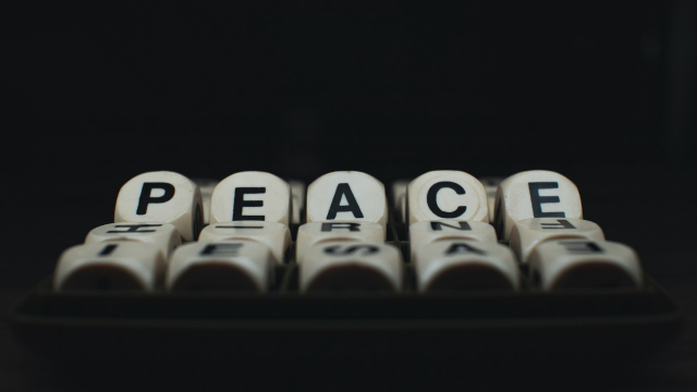 peace_game_cubes_word_unsplash