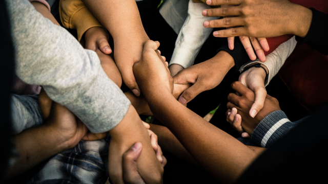 shaking_hands_unity_unsplash