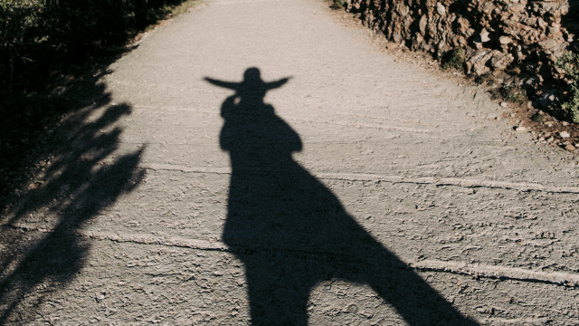 silhouette_family_parent_shoulders_unsplash