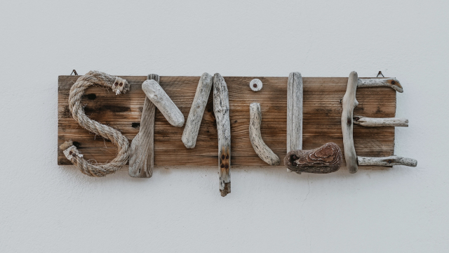 smile_sign_driftwood_sign_unsplash