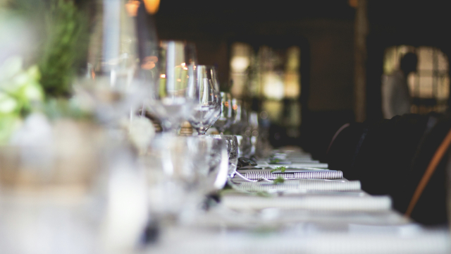 table_banquet_napkinds_chairs_unsplash