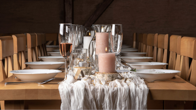 table_chairs_glasses_bowls_unsplash