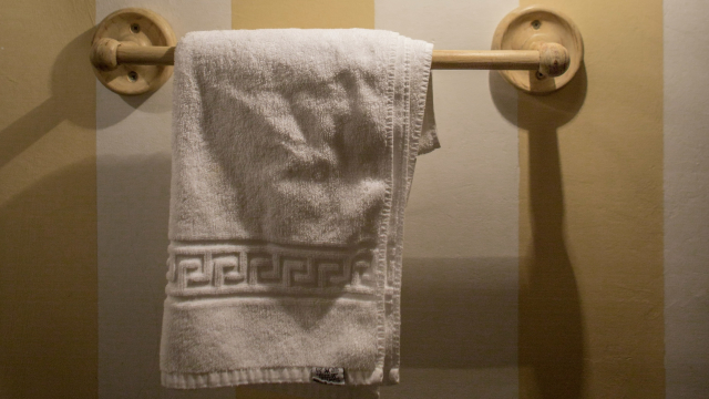 towel_hanging_rail_unsplash