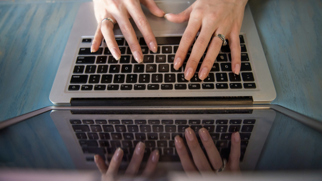 typing_keyboard_laptop_reflection_unsplash