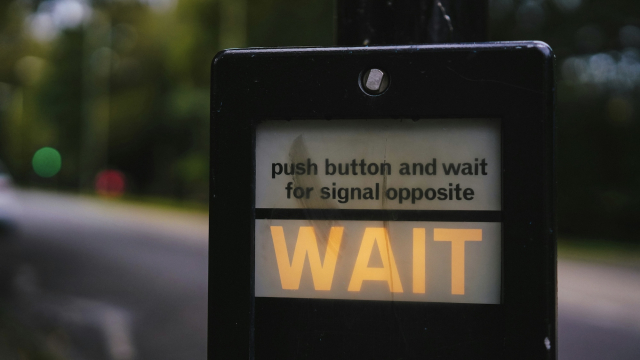 wait_traffic_lights_crossing_unsplash