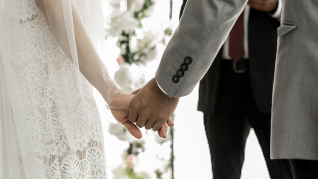 wedding_ceremony_holding_hands_unsplash