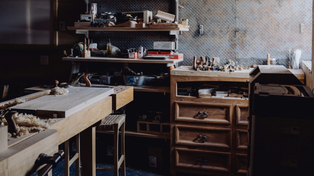 workshop_table_tools_shelves_unsplash